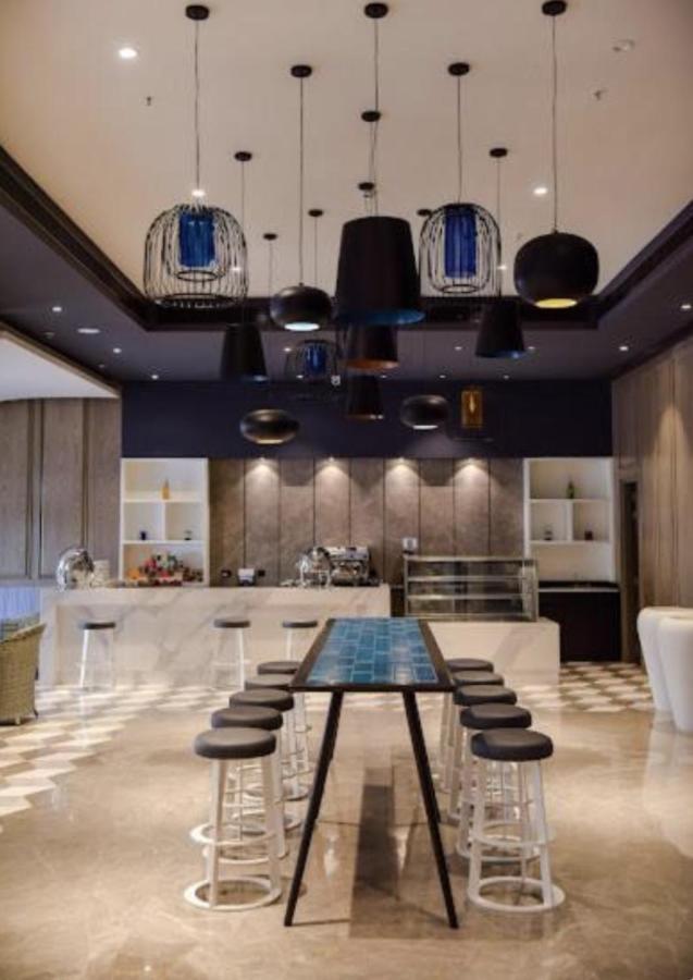 Black Pearl Dlf My Pad Lucknow Buitenkant foto